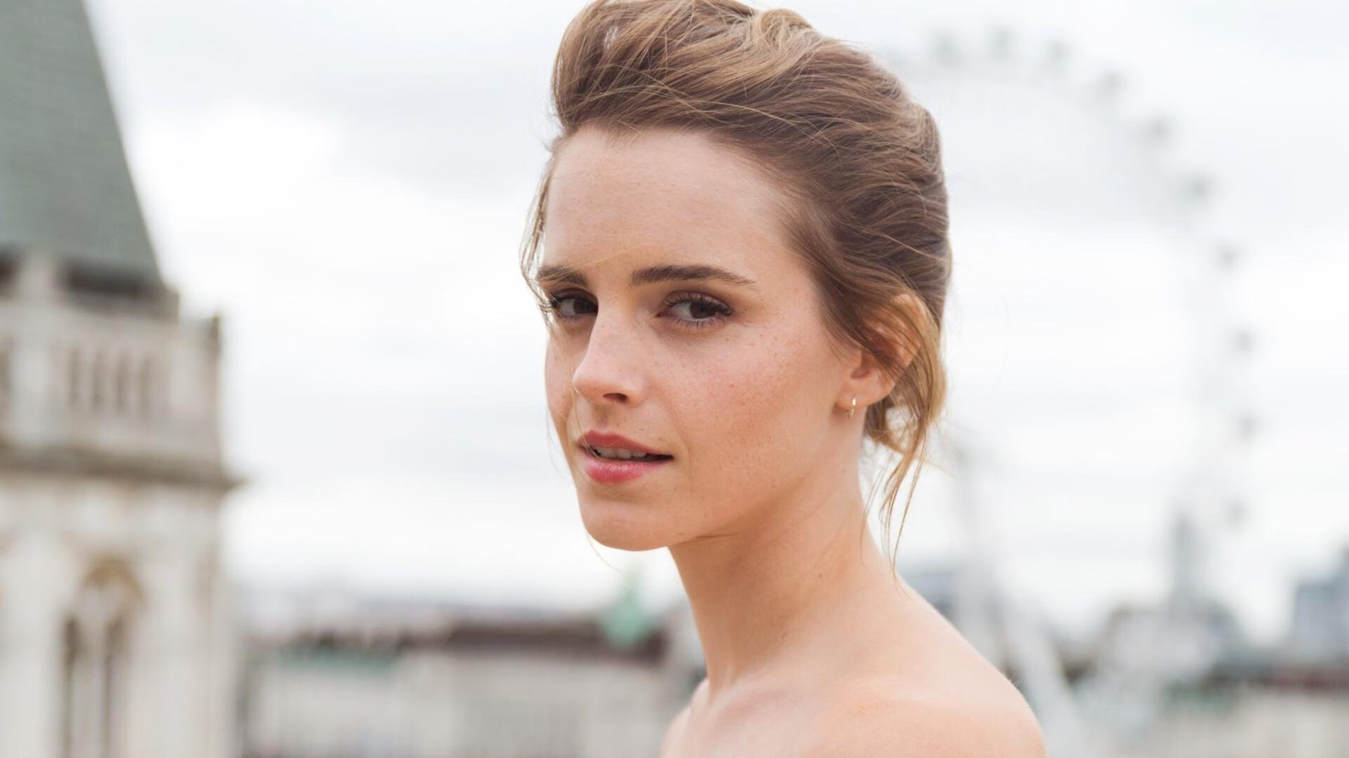 湖人主帅称赞浓眉篮下威慑力十足,湖人队浓眉是谁