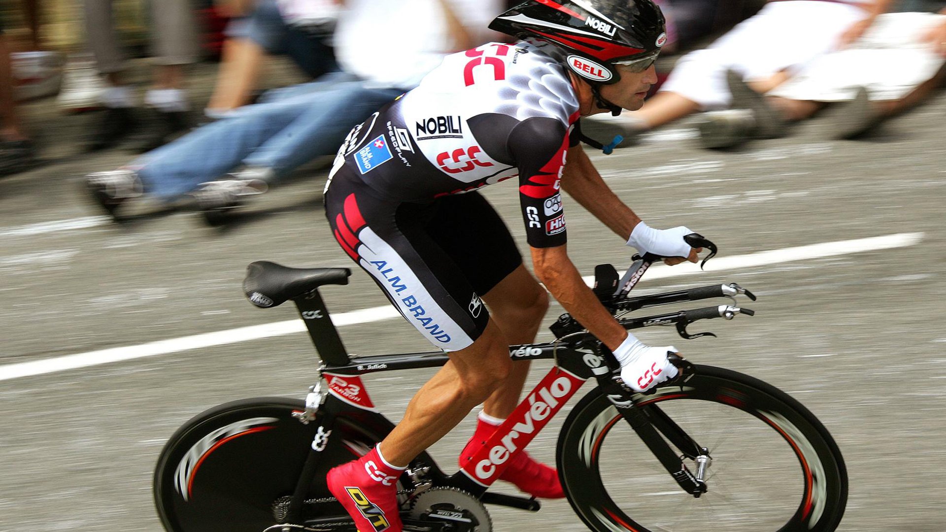 德国女子自行车队在团体追逐赛中获得铜牌，德国自行车比赛